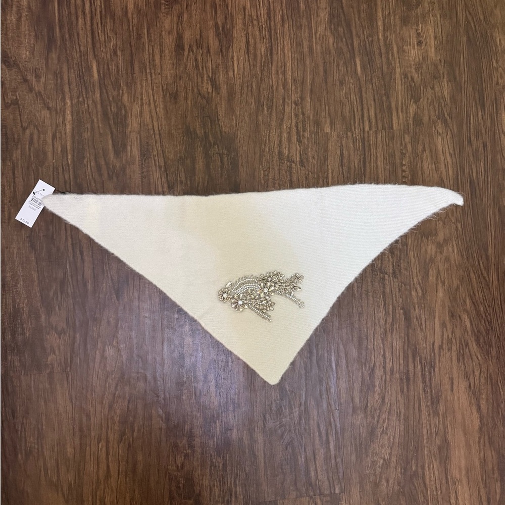 Ann Taylor Cream Scarf
Size 29โ by 13โ